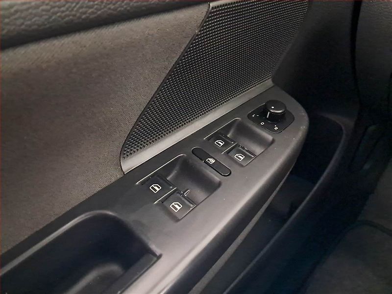 Volkswagen Golf (2008) 1.9 TDI, po STK, Tažné, Klima - fotka 14 z 14