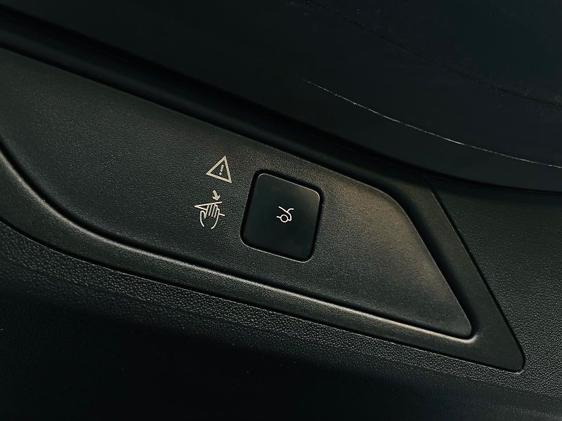 Citroën Grand C4 Picasso 2.0HDi MANUÁL 7MÍST SENZORY - fotka 22 z 46