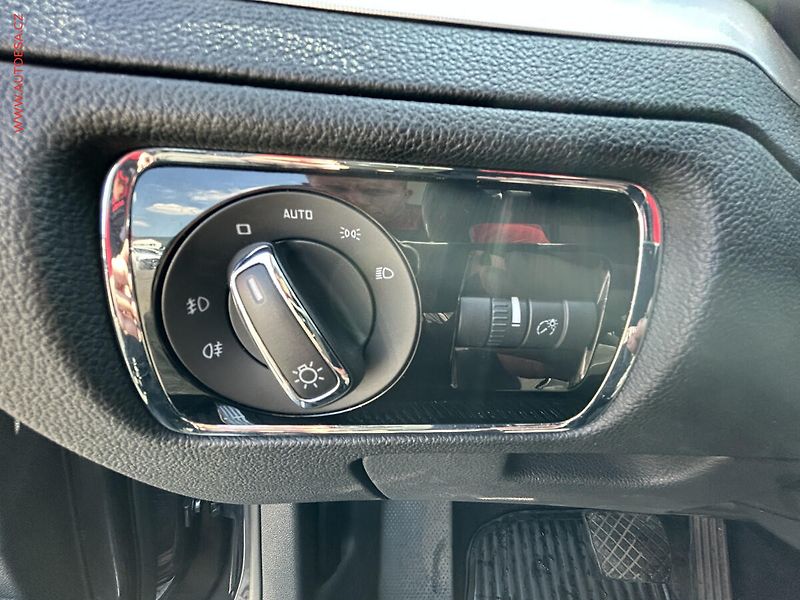 Škoda Superb (2011) 2.0 TDi, DSG, navi - fotka 13 z 19
