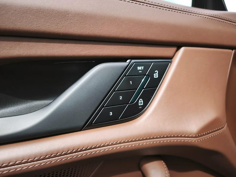 Porsche Taycan 4 Cross Turismo HuD BOSE Masáž - fotka 21 z 23