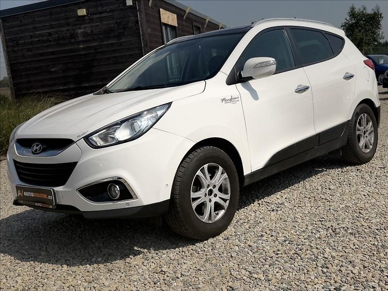 Hyundai ix35 2,0 135kW A/T NAVI PANO 4X4 - fotka 1 z 32