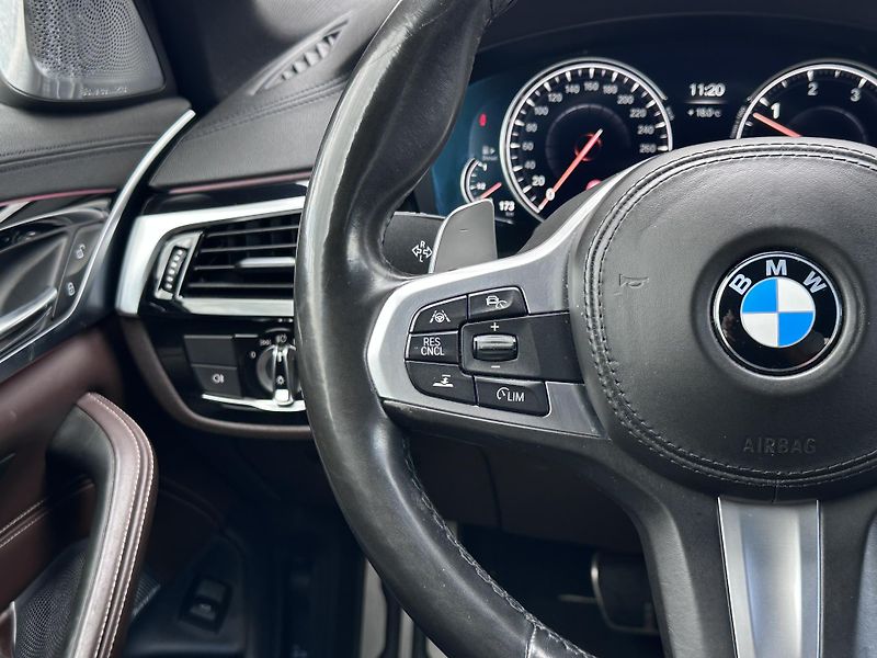 BMW Řada 5 M550d xDrive - fotka 13 z 33