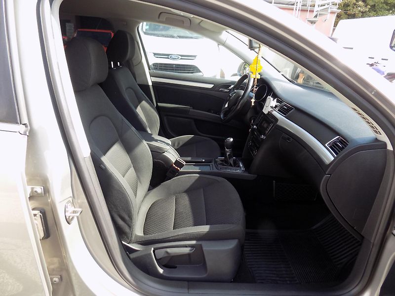 Škoda Superb 1,6 TDI 77 KW NAVI, TEMP - fotka 22 z 34