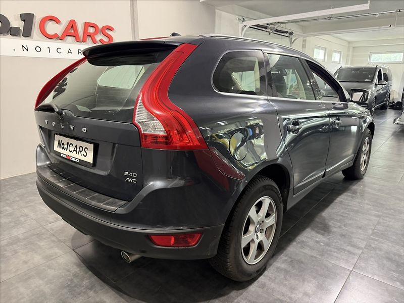 Volvo XC60 2,4   D5 AWD SUMMUM XENON - fotka 5 z 39