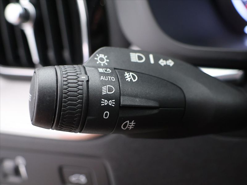 Volvo XC60 2.0 B4 145kW R-Design CZ Aut. - fotka 19 z 35