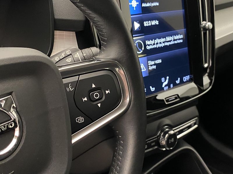 Volvo XC40 T3 MOMENTUM AUT REZERVACE - fotka 20 z 43