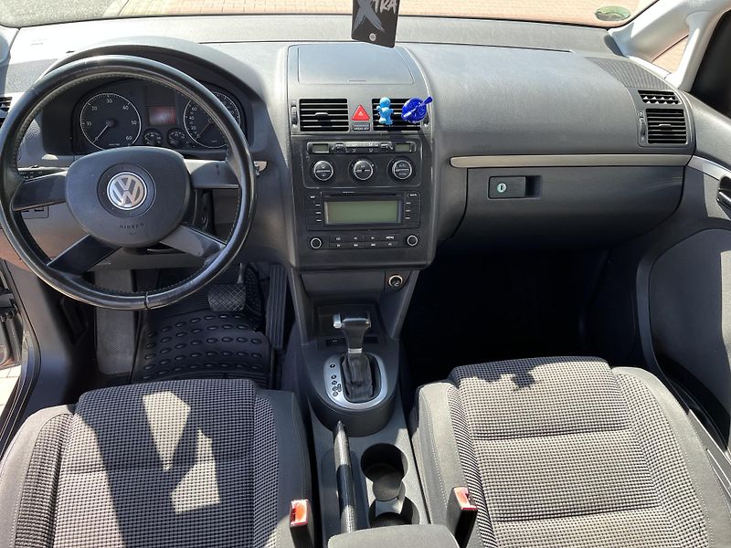 Volkswagen Touran 1.9 TDi DSG Highline - fotka 12 z 27