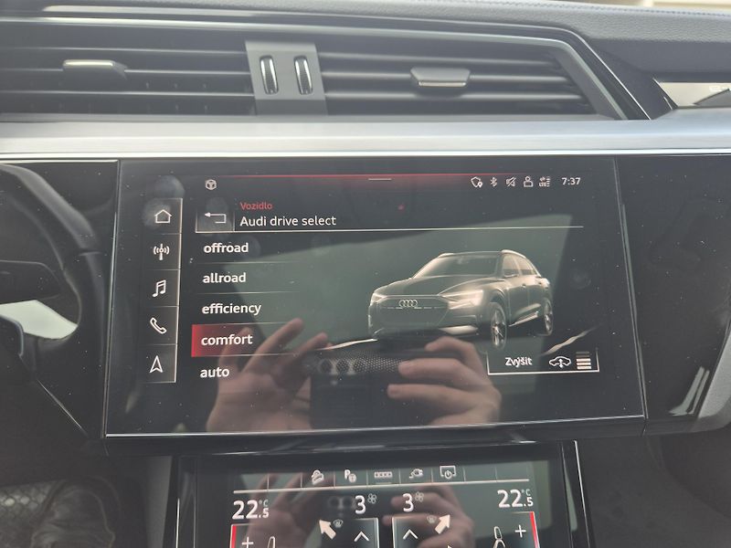 Audi e-tron 50 QUATTRO 230kw 20ALU SOH100% - fotka 29 z 45