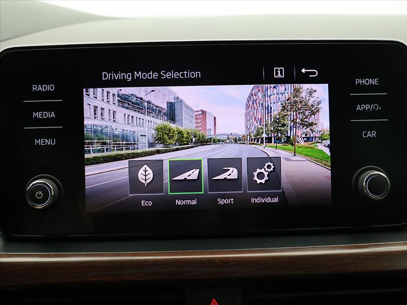 Škoda Kamiq 1,5 TSI 110kW DSG Scoutline CZ - fotka 27 z 38