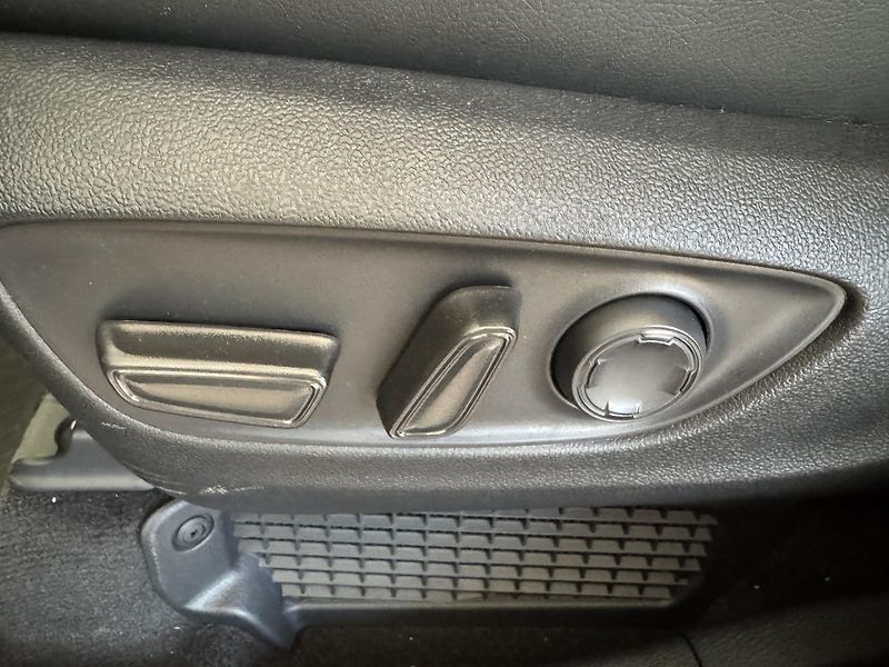 Toyota Sienna XSE 2,5 HEV AWD - fotka 24 z 46