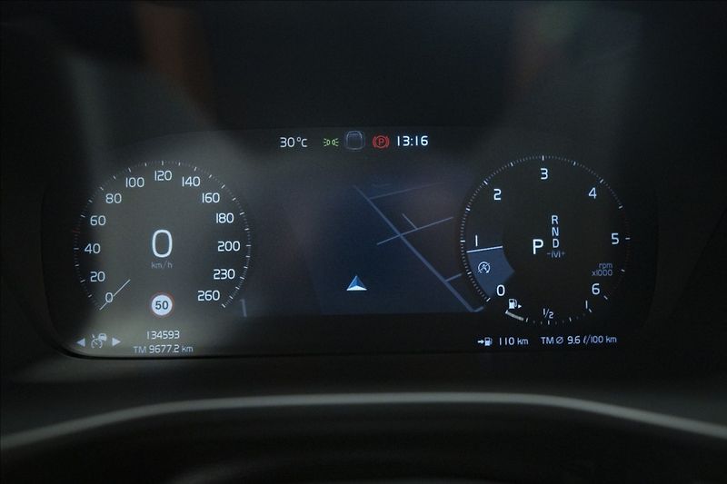 Volvo XC40 2,0 D4 AWD NAVI KAMERA TAŽNÉ - fotka 31 z 46