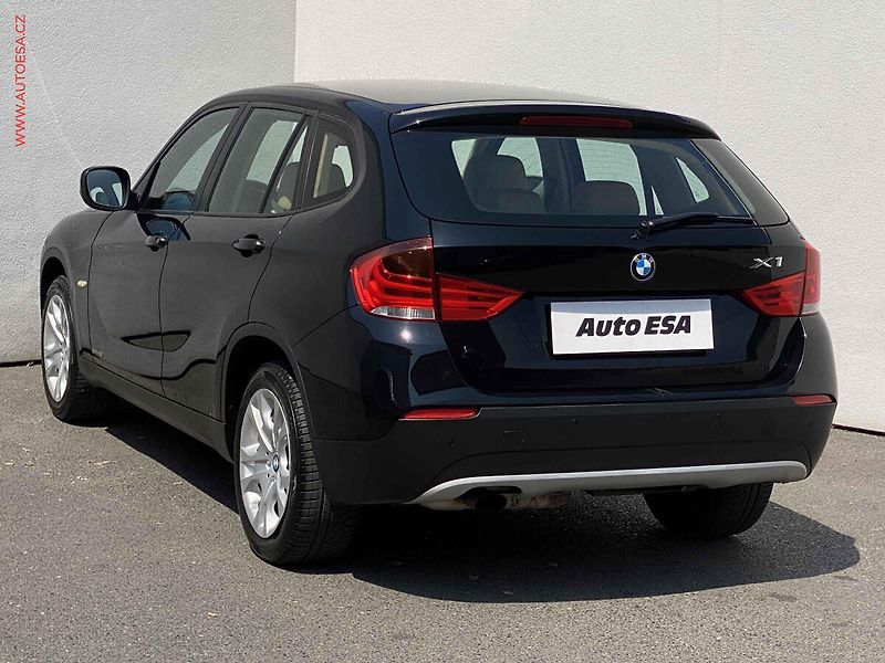 BMW X1 (2021) 2.0i sDrive18i, AC, výhřev - fotka 6 z 16