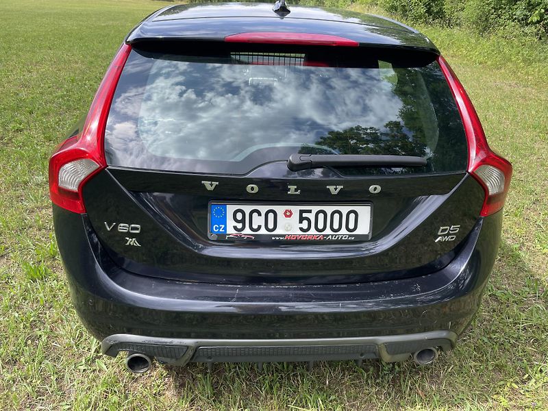 Volvo V60 (2011) Volvo V60 2,4 D5 AWD, R-Design - fotka 12 z 36