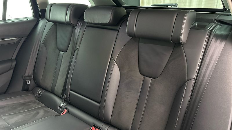 Škoda Octavia 2.0 TDI DSG 4x4 Scout Combi - fotka 16 z 33