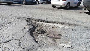 Výtluky po skončení zimy se mohou pro řidiče stát noční můrou.