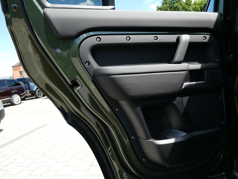 Land Rover Defender (2026) 110 3,0 X-Dynamic SE D250 - fotka 14 z 31