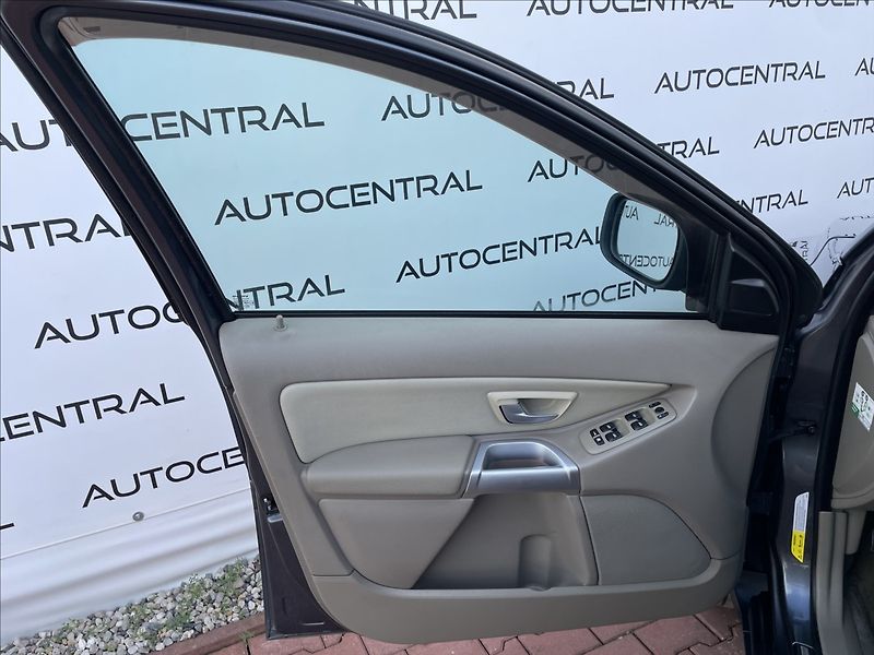 Volvo XC90 2,4 D,136kW,4x4,aut. - fotka 20 z 24