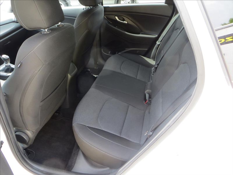 Hyundai i30 1,5 T-GDI mHEV Smart 117 kW - fotka 24 z 25