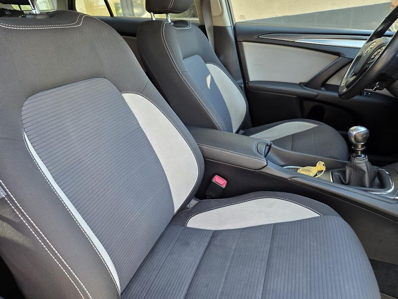 Toyota Avensis 2.0-AUT.KLIMA-KAMERA-TEMPOMAT - fotka 9 z 13