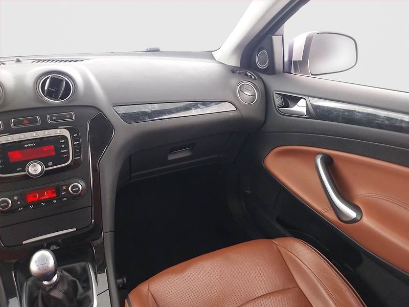 Ford Mondeo (2011) Titanium 2.0 TDCi, Xenony - fotka 8 z 21
