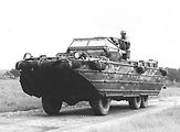 Obojživené vozidlo DUKW, jehož základem byl náklaďák GMC 353 CCKW.
