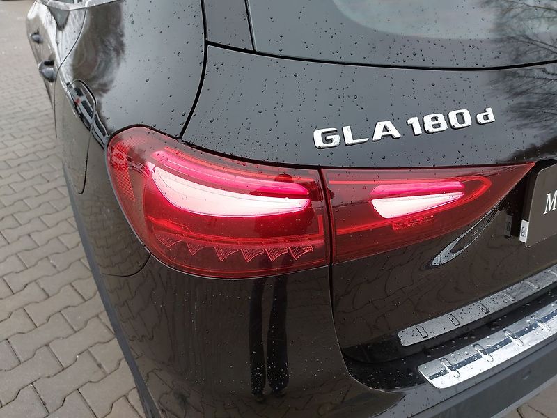 Mercedes-Benz GLA GLA180d - fotka 13 z 26