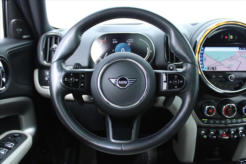 Mini Countryman 2.0i 131kW ALL4 SERVIS KN. ČR - fotka 14 z 28