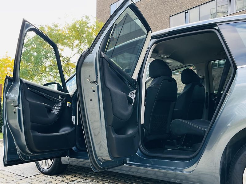 Citroën C4 Picasso 1.6i 88KW MANUÁL LED SENZORY - fotka 23 z 42