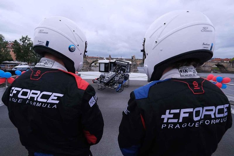 Slavnostní odhalení nové elektroformule CTU.25 studentského týmu eForce Prague Formula. loď Grand Bohemia, Dvořákovo nábřeží, Praha 1