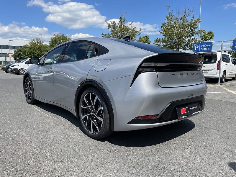 Toyota Prius 2.0 Plug-in Hybrid Prestige - fotka 6 z 30