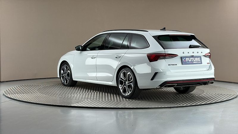 Škoda Octavia 2.0 TSI DSG RS Combi - fotka 2 z 26