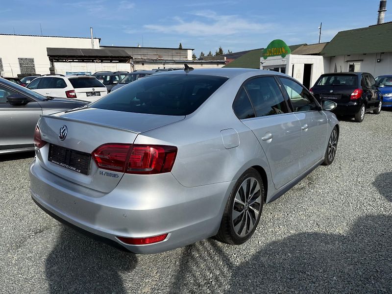 Volkswagen Jetta 1.4 TSI HYBRID DSG HIGHLINE - fotka 6 z 13