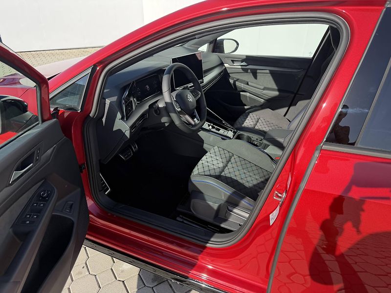 Volkswagen Golf (2026) R-Line People 7DSG mHEV 1,5eTS - fotka 5 z 6