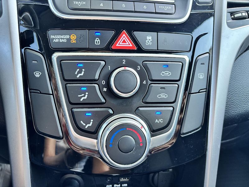 Hyundai i30 1.6 - fotka 13 z 23