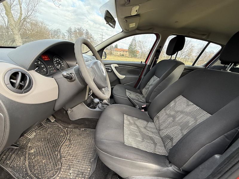 Dacia Sandero (2009) 1.2 16V 55kw - fotka 10 z 14