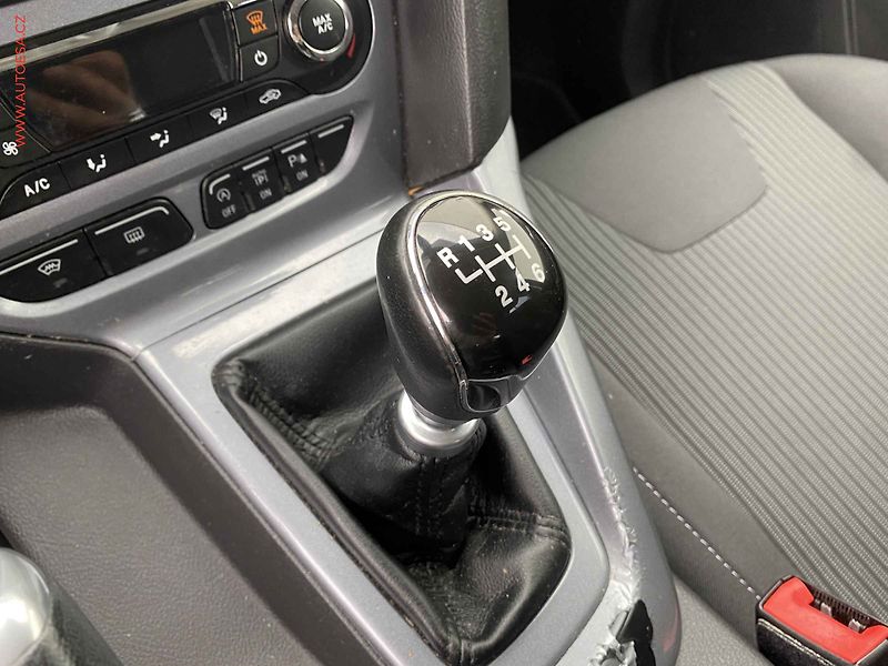 Ford Focus (2012) 1.6 TDCi, AC, xenon - fotka 16 z 17
