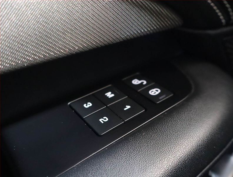 Land Rover Discovery (2018) 3.0 Td6 - fotka 18 z 26