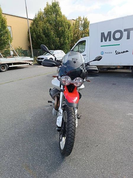 Moto Guzzi V 85 TT (2026) Rosso Fuji - fotka 2 z 13