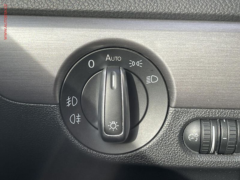 Volkswagen Jetta (2011) 1.4 TSi, Highline, +kola - fotka 19 z 21
