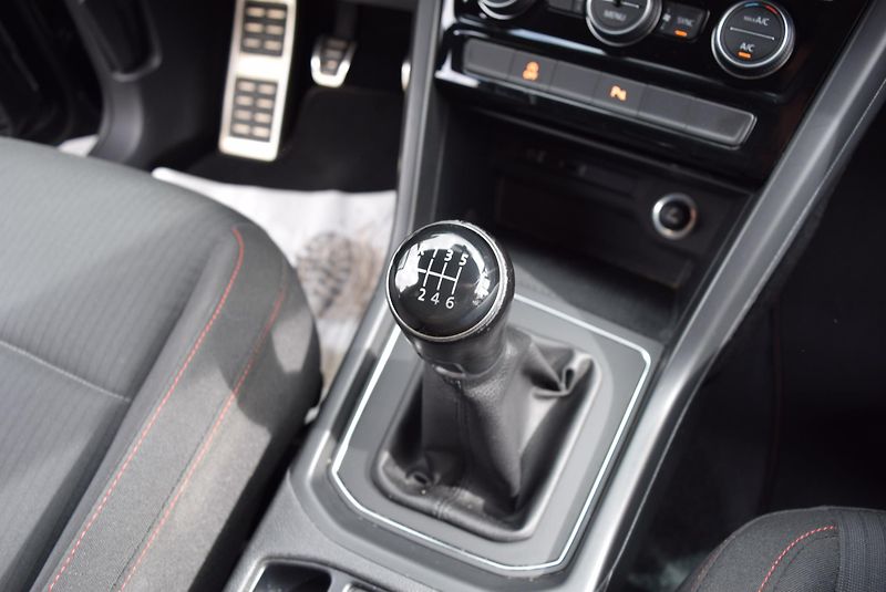Volkswagen Touran (2017) 2.0TDI 110kw 7MÍST TAŽNÉ NAVI - fotka 37 z 50
