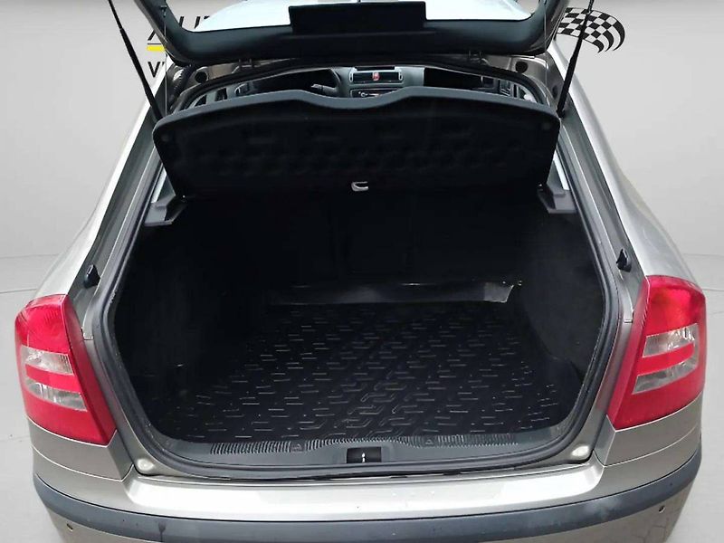 Škoda Octavia Tour 1.6MPI MT5 - fotka 28 z 33