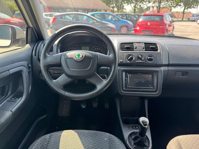 Škoda Fabia (2011) 1,6 TDI 66 Kw Ambition - fotka 18 z 26