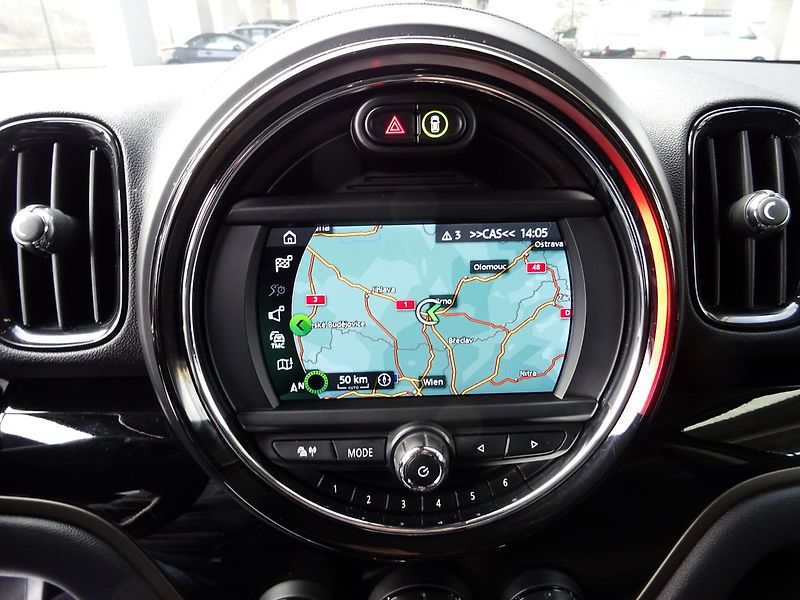 Mini Countryman Cooper 1.5 SE ALL4 A/T Hybrid - fotka 8 z 35