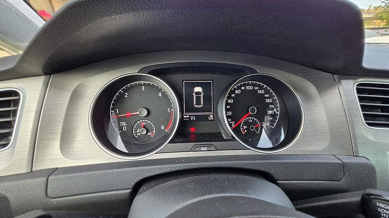 Volkswagen Golf 1.6TDI  DSG COMFORT 77KW - fotka 38 z 44