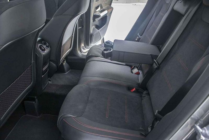 GLA s hybridem do zásuvky je ideální volbou do města a okolí.