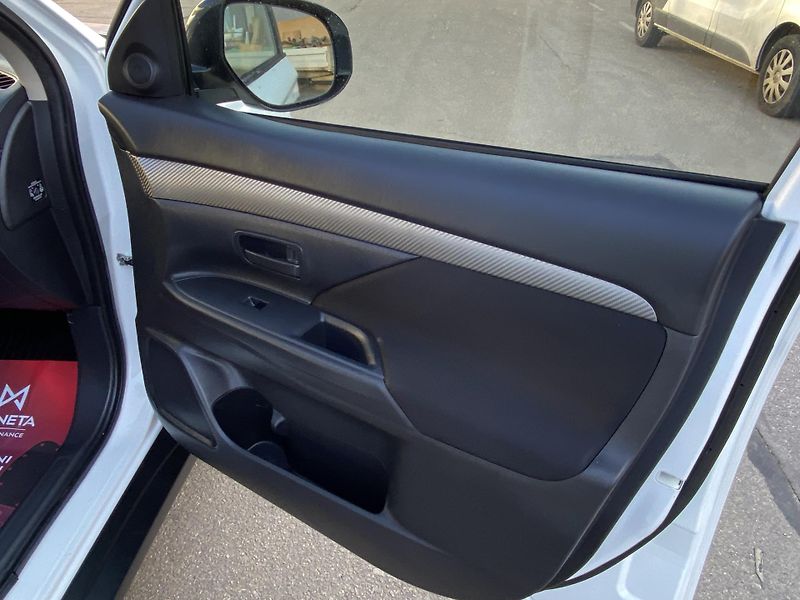 Mitsubishi Outlander (2014) 2,0i - Invite - 1 Majitel - fotka 13 z 42