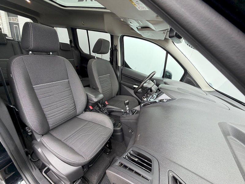 Ford Tourneo Connect (2017) 1.5 TDCi 88kW Titanium 7 míst - fotka 30 z 35
