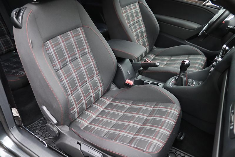 Volkswagen Golf GTI 2.0TSI 147kW - fotka 43 z 47