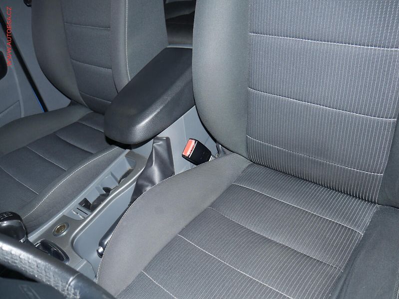 Ford Focus (2008) 2.0i, Klima - fotka 12 z 14
