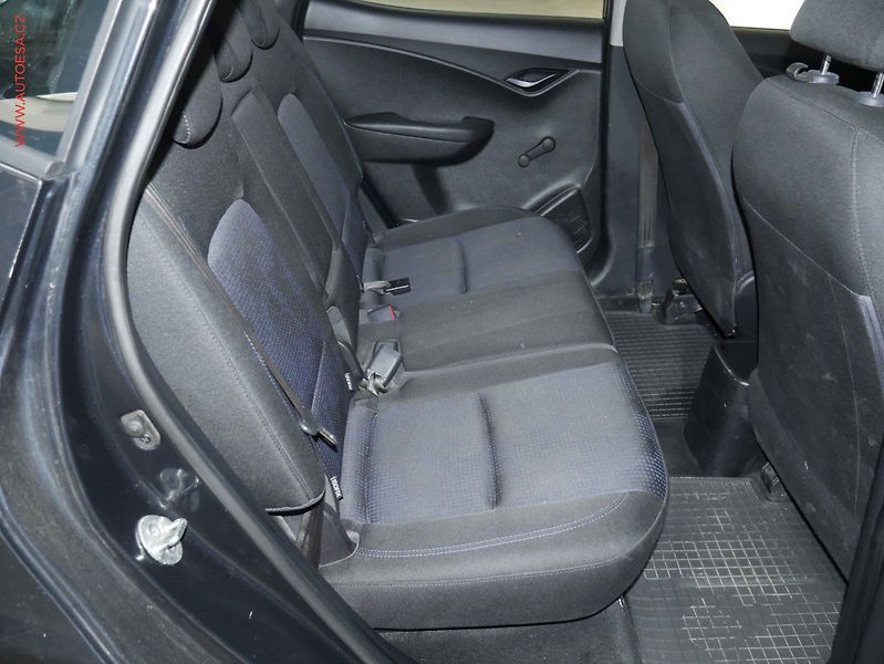 Hyundai ix20 (2011) 1.4i, ČR, AC, park.asist - fotka 11 z 17